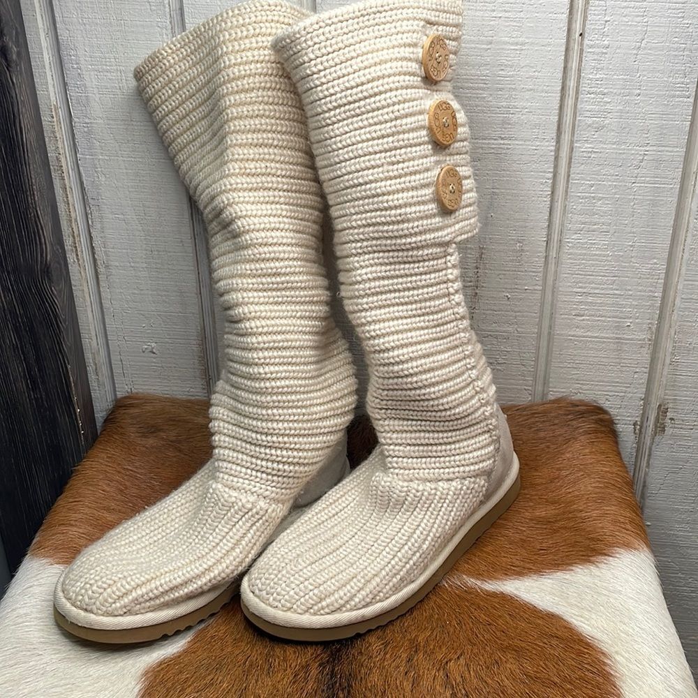 UGG classic cardy boots size 6 beige color